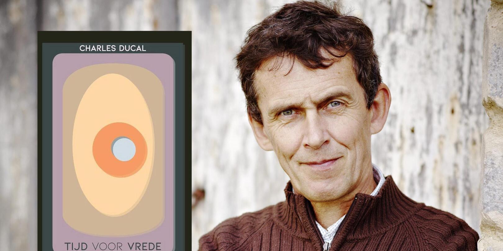 Man met dichtbundel Man met dichtbundel